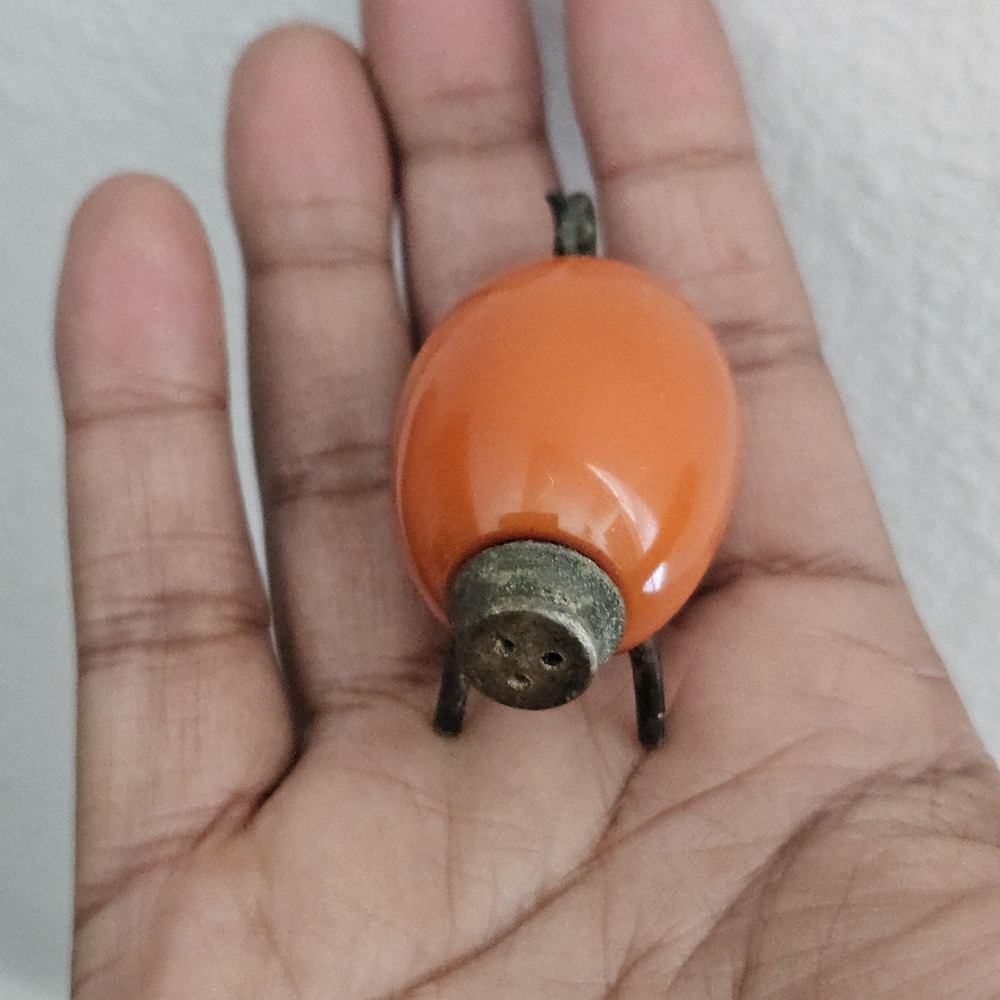 antique orange piggy shaped salt shaker with metal legs and nose/spout - Picture 7 of 8